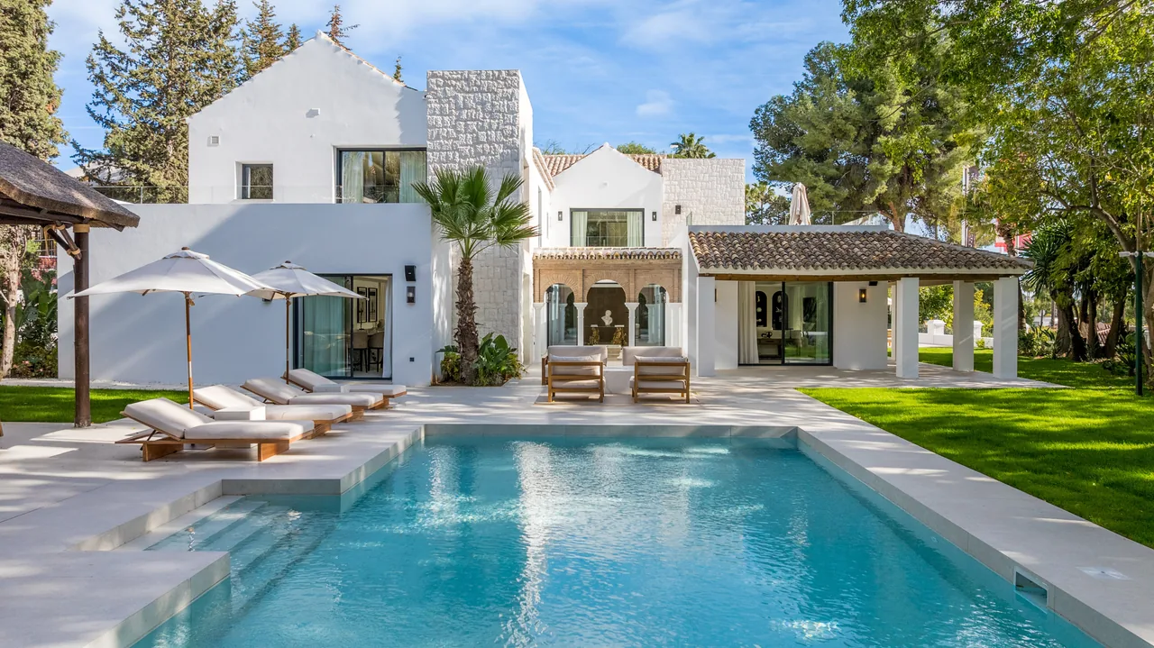 5-bedroom villa in Las Brisas with private pool and private garden — image 33