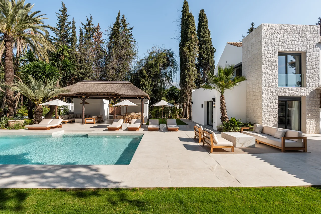 5-bedroom villa in Las Brisas with private pool and private garden — image 34