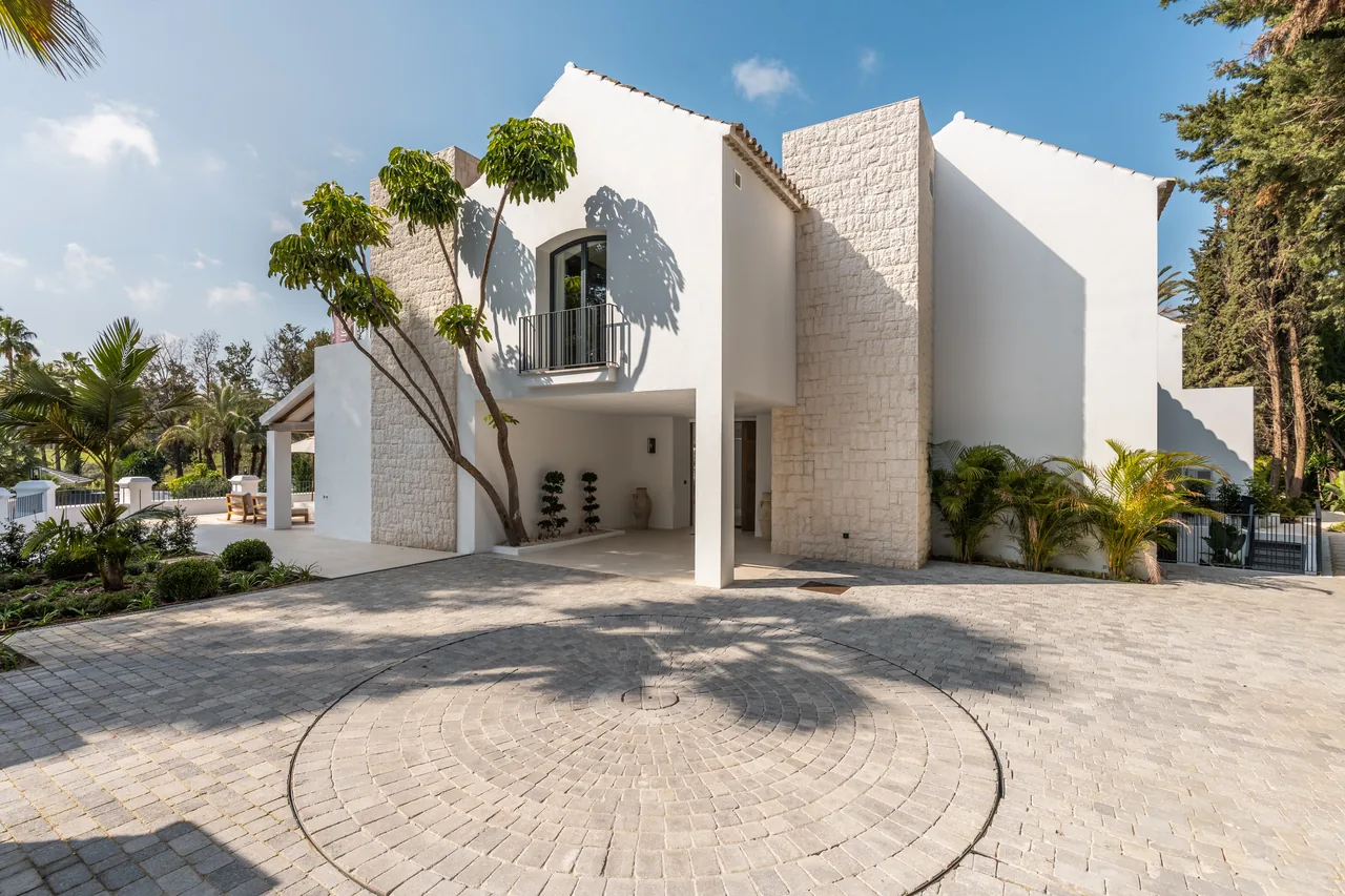 5-bedroom villa in Las Brisas with private pool and private garden — image 35