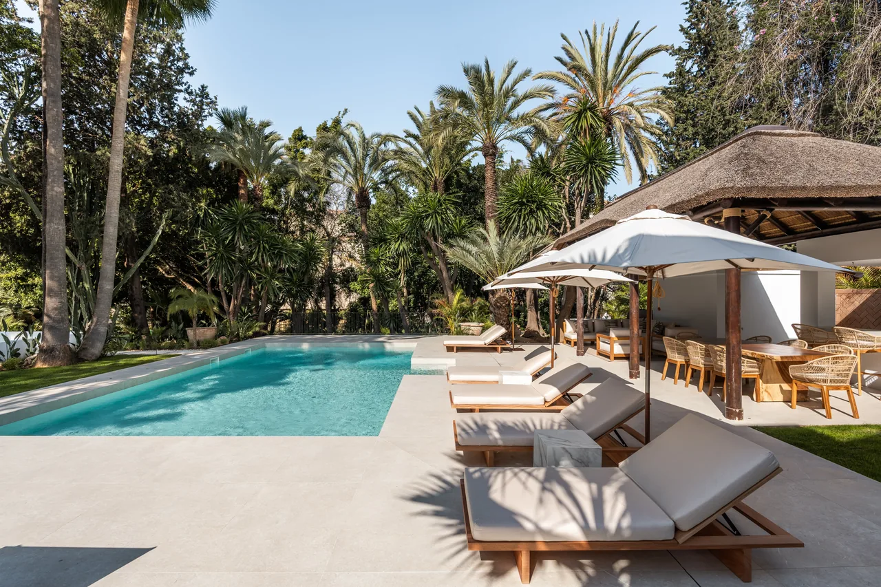 5-bedroom villa in Las Brisas with private pool and private garden — image 37
