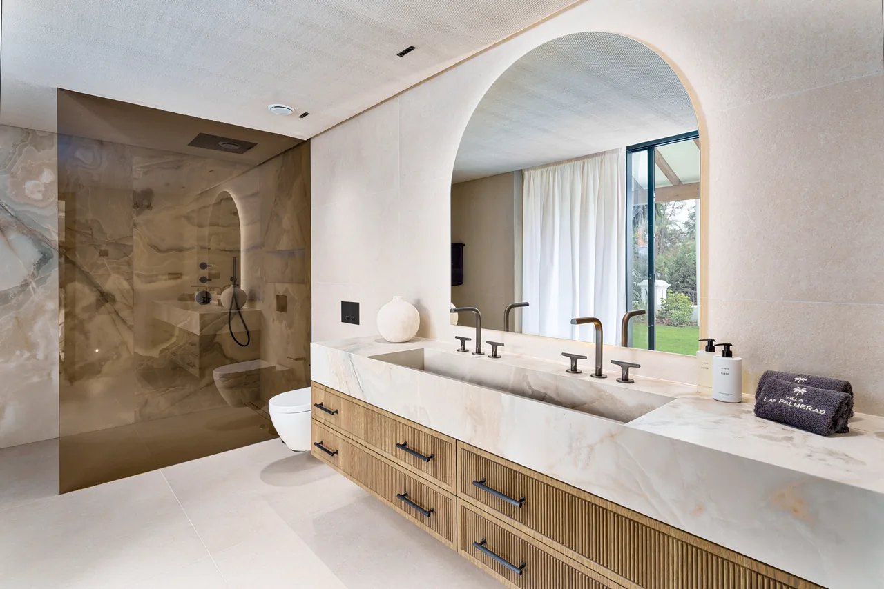 5-bedroom villa in Las Brisas with private pool and private garden — image 40