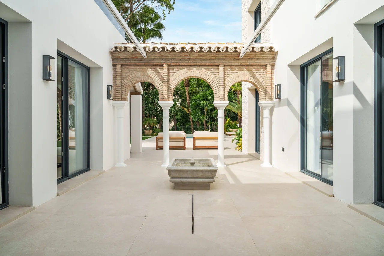 5-bedroom villa in Las Brisas with private pool and private garden — image 41