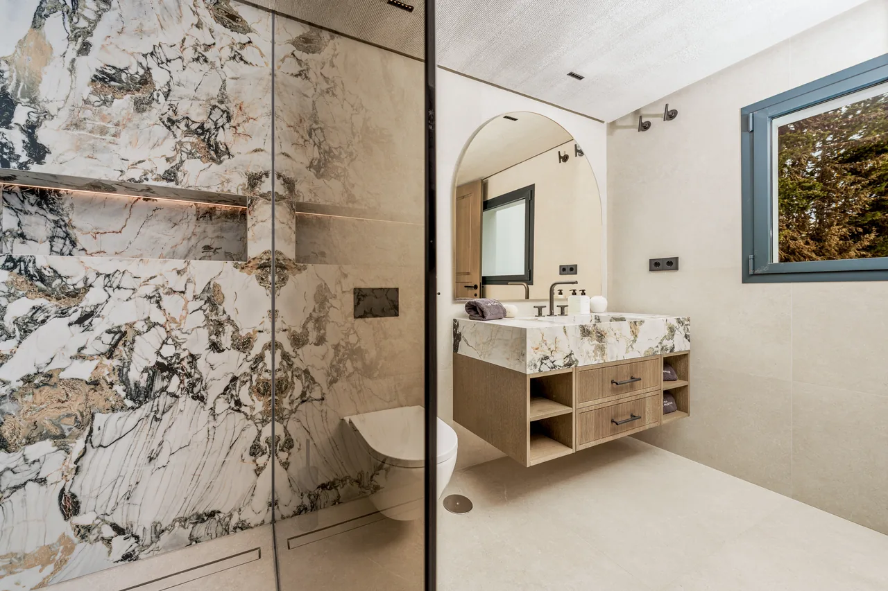 5-bedroom villa in Las Brisas with private pool and private garden — image 47