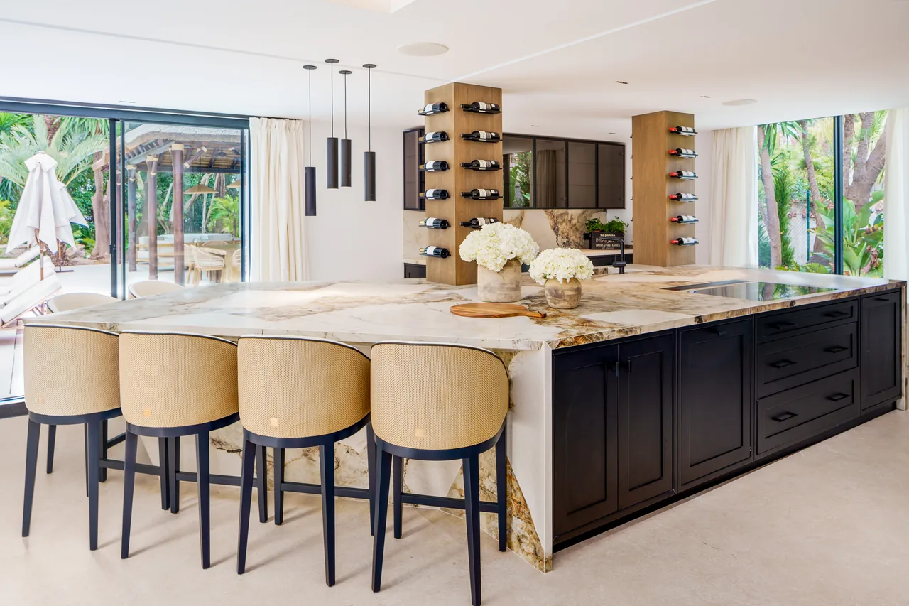 5-bedroom villa in Las Brisas with private pool and private garden — image 64