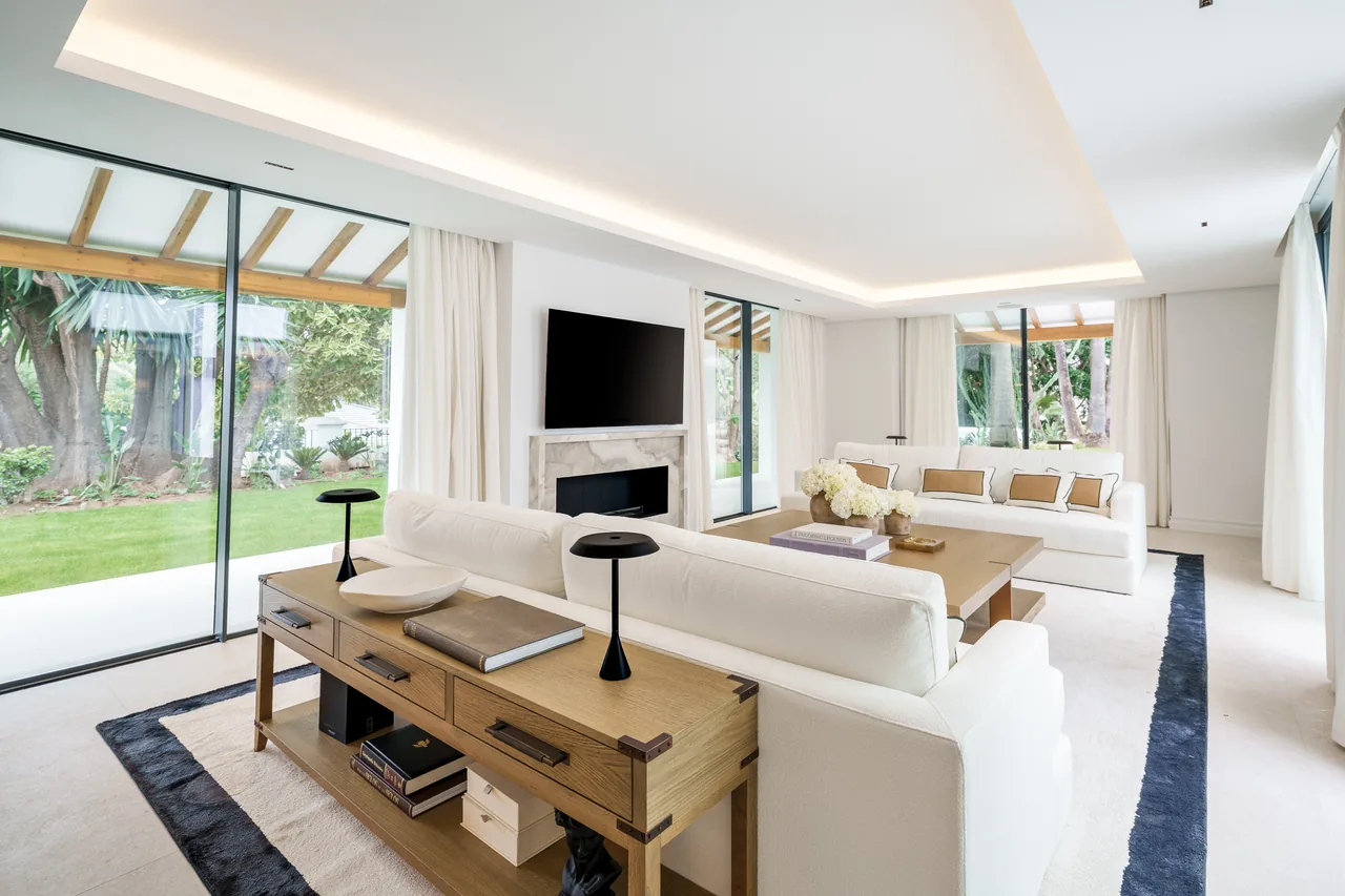 5-bedroom villa in Las Brisas with private pool and private garden — image 67