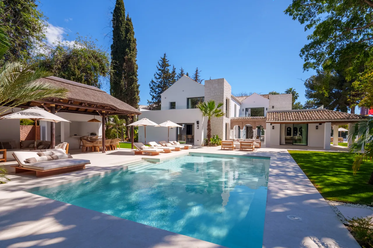 5-bedroom villa in Las Brisas with private pool and private garden
