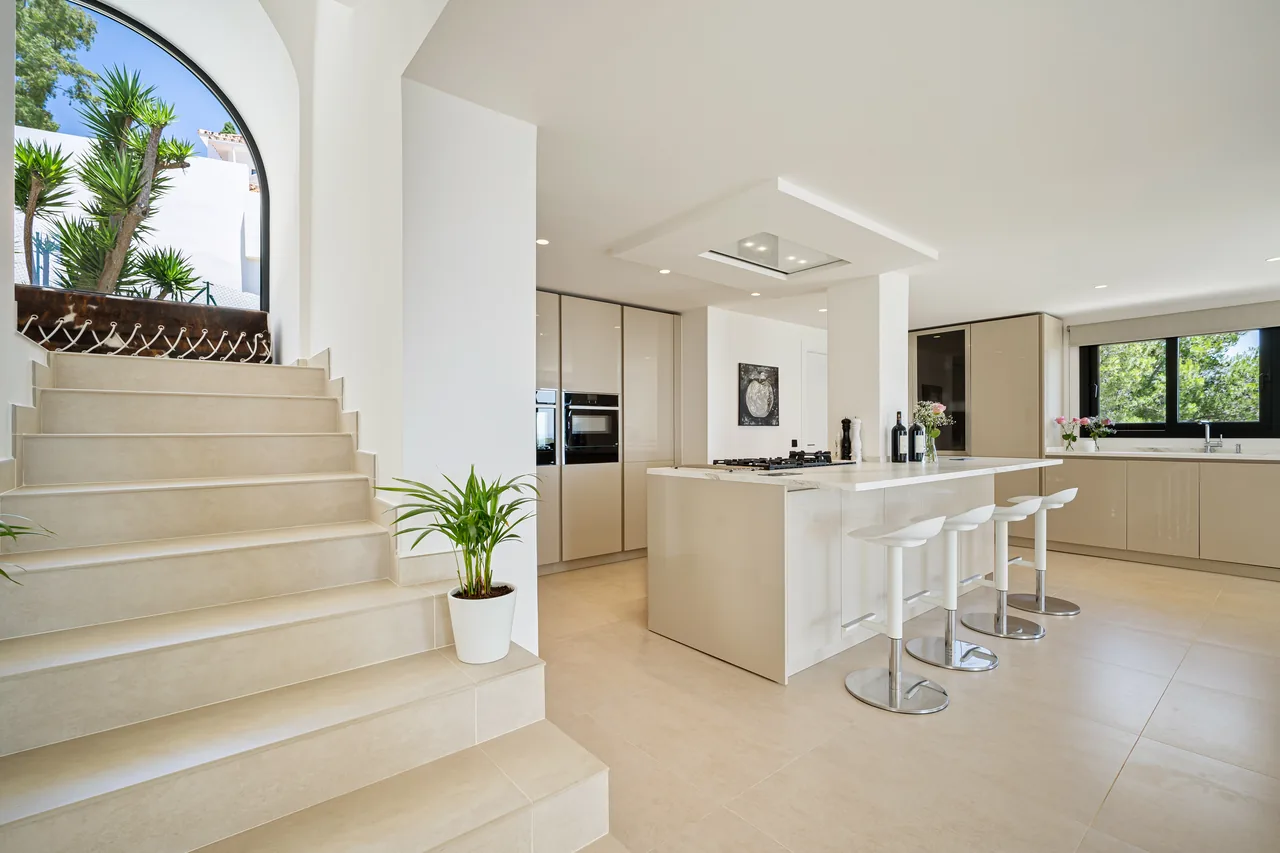 5-bedroom villa in Las Lomas de Nueva with private pool and private garden — image 2