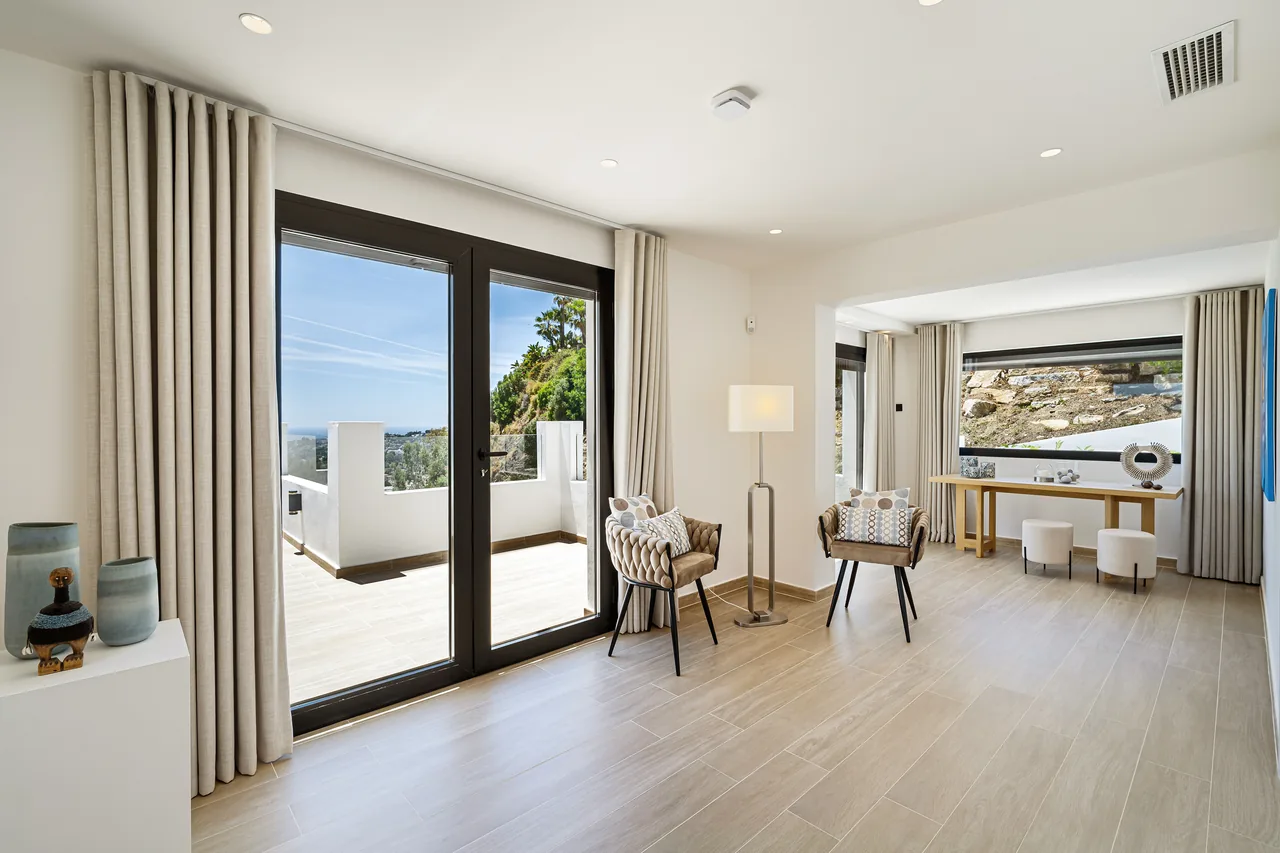 5-bedroom villa in Las Lomas de Nueva with private pool and private garden — image 5