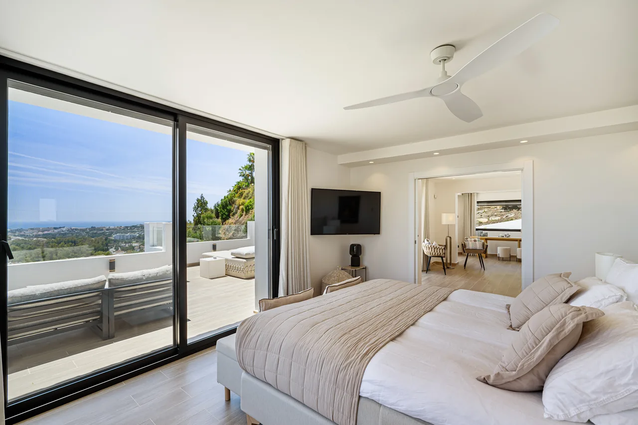 5-bedroom villa in Las Lomas de Nueva with private pool and private garden — image 8