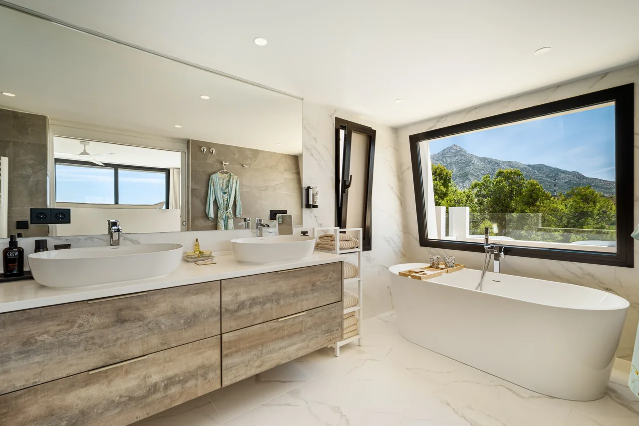5-bedroom villa in Las Lomas de Nueva with private pool and private garden — image 9