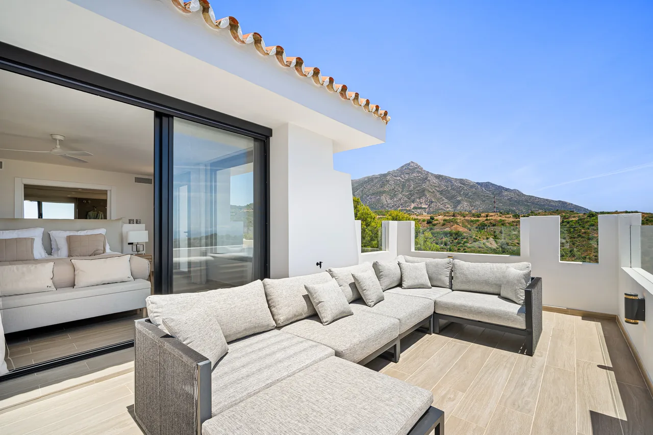 5-bedroom villa in Las Lomas de Nueva with private pool and private garden — image 10