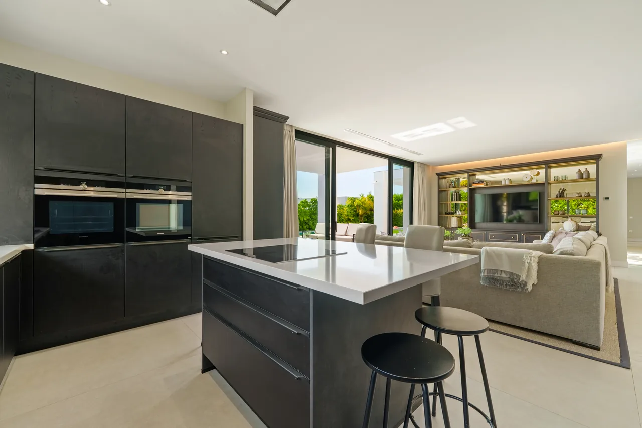 6-bedroom villa in La Quinta with private pool and private garden — image 9