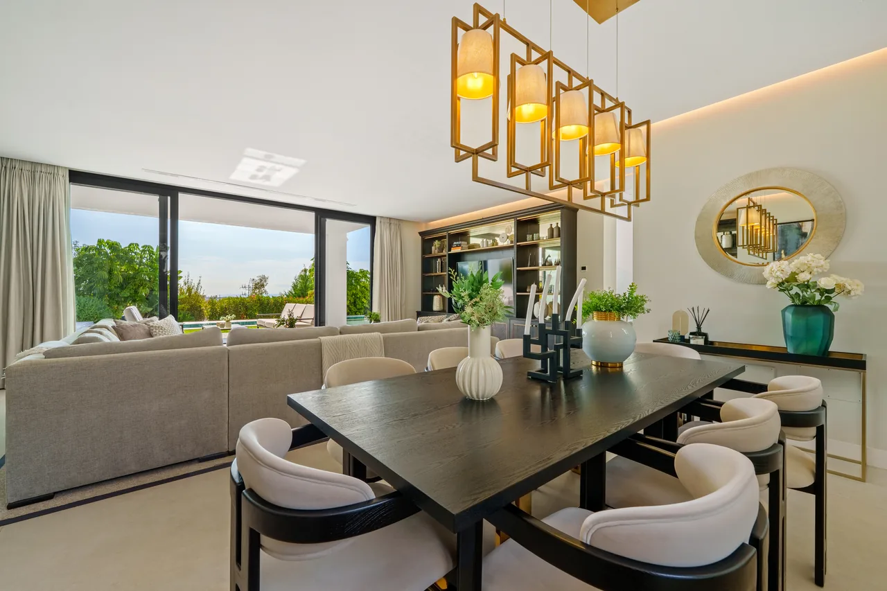 6-bedroom villa in La Quinta with private pool and private garden — image 10