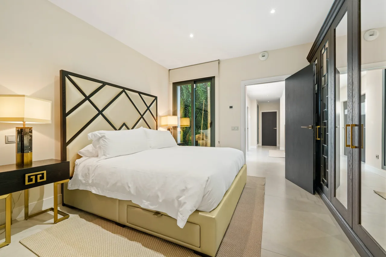 6-bedroom villa in La Quinta with private pool and private garden — image 11