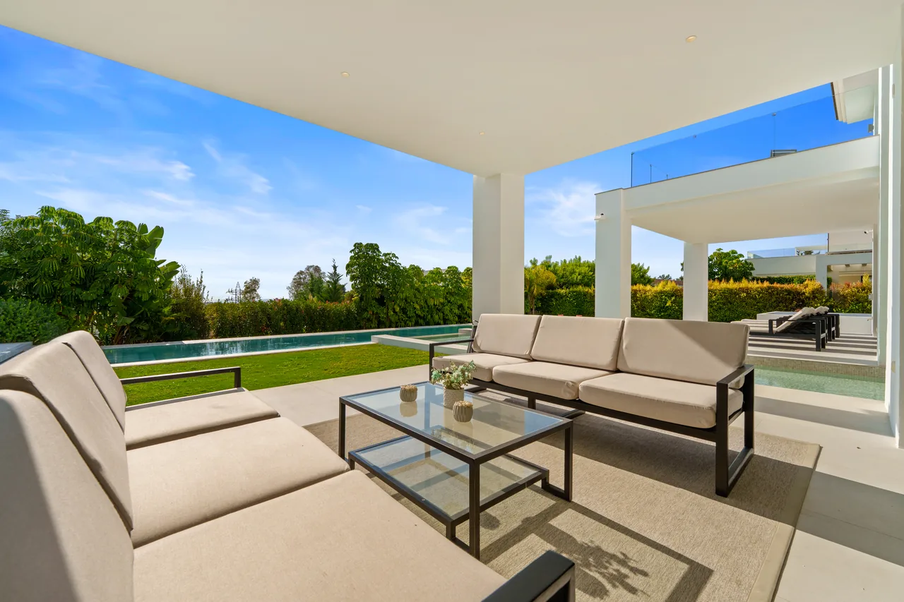 6-bedroom villa in La Quinta with private pool and private garden — image 16