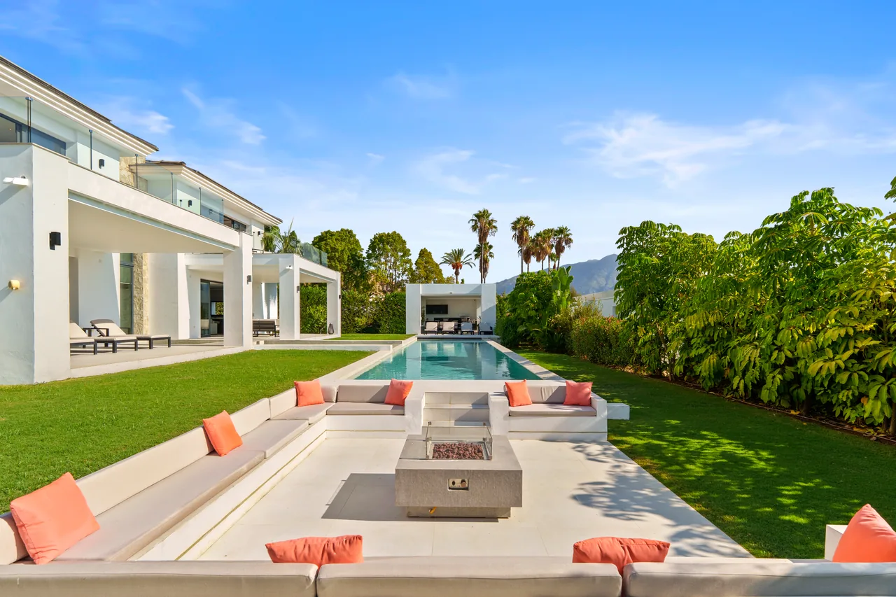 6-bedroom villa in La Quinta with private pool and private garden — image 19