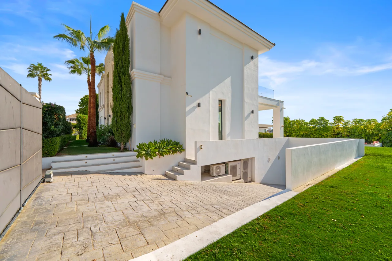 6-bedroom villa in La Quinta with private pool and private garden — image 20