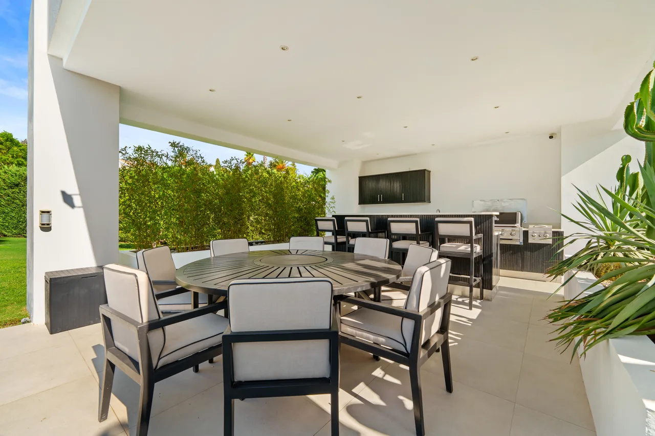 6-bedroom villa in La Quinta with private pool and private garden — image 24