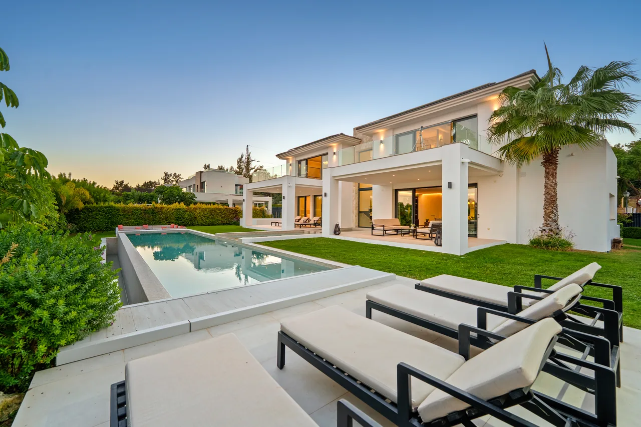 6-bedroom villa in La Quinta with private pool and private garden — image 45