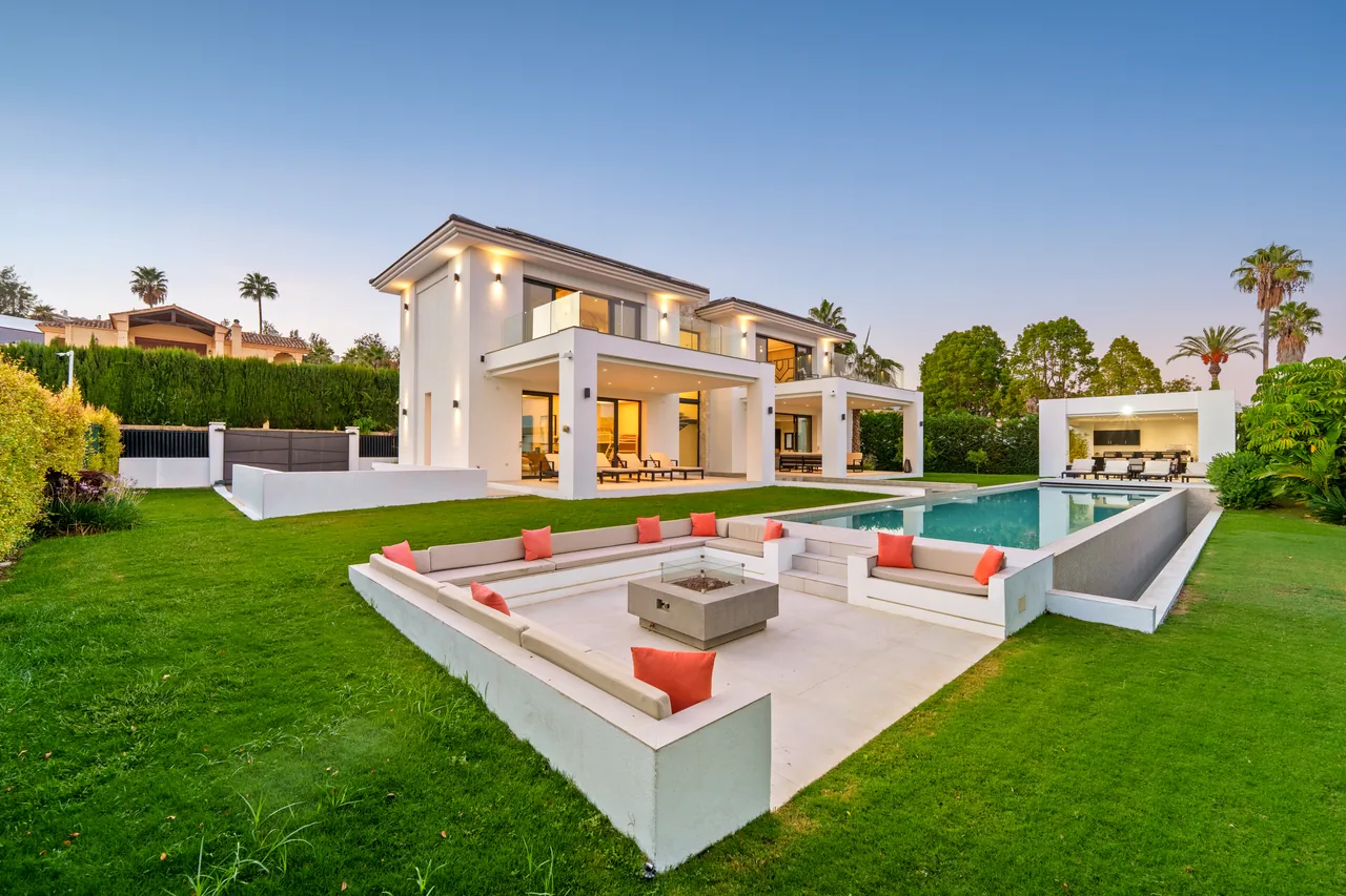 6-bedroom villa in La Quinta with private pool and private garden — image 47