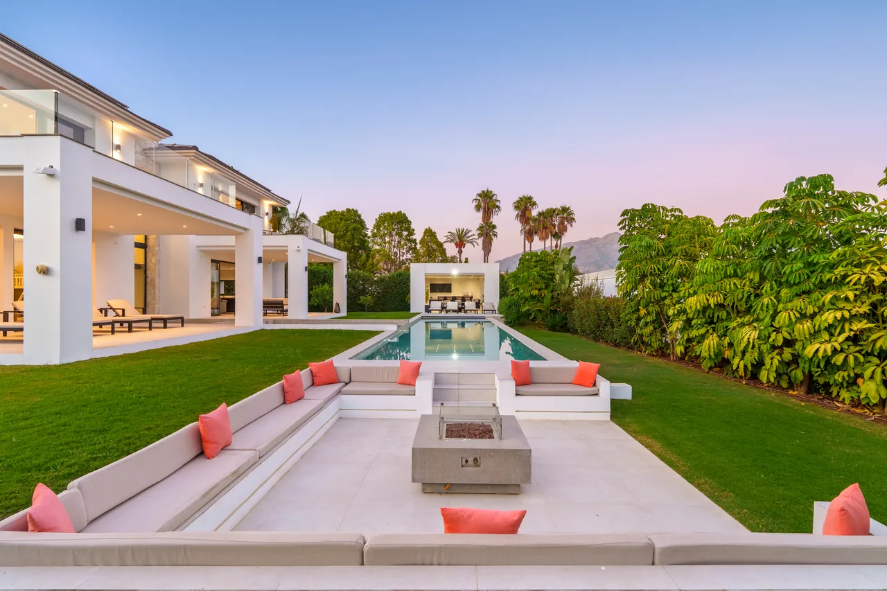 6-bedroom villa in La Quinta with private pool and private garden — image 48
