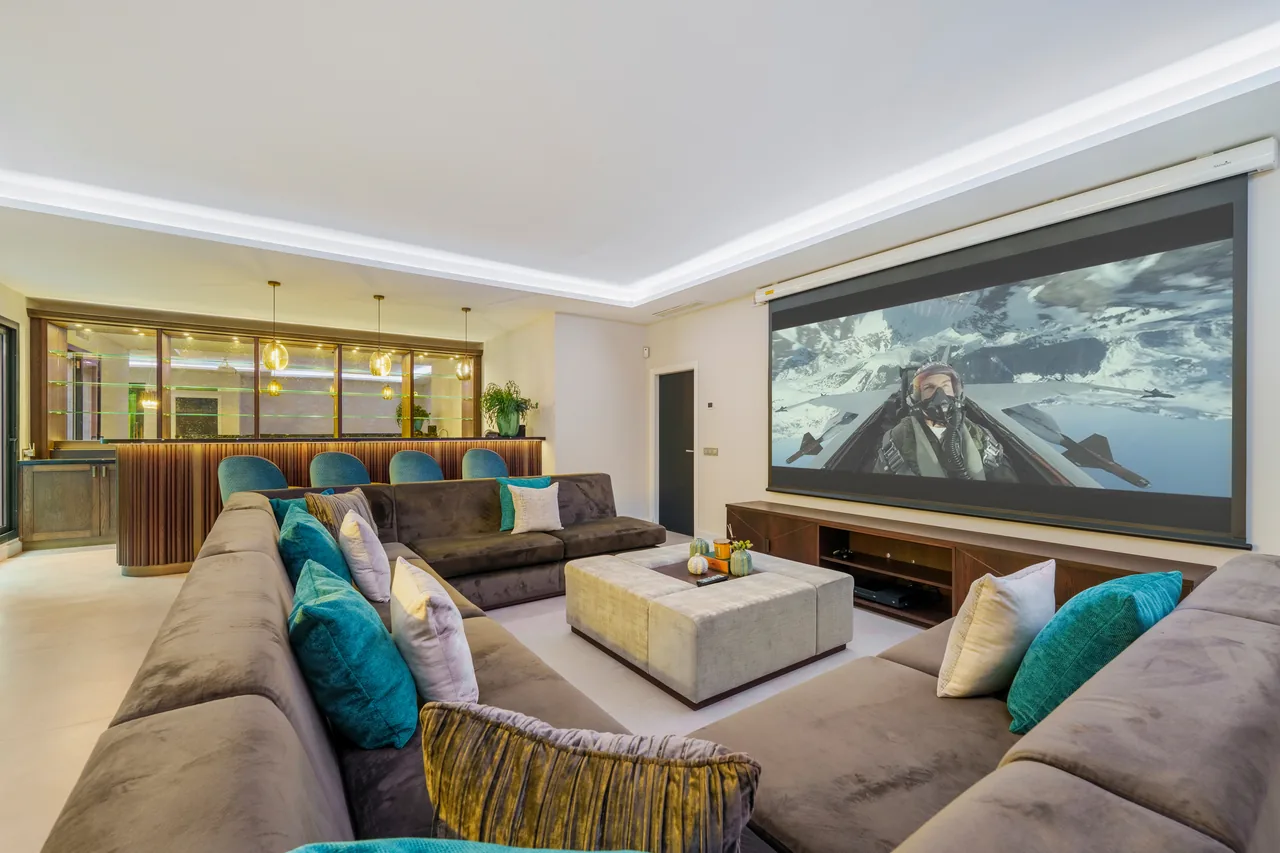 6-bedroom villa in La Quinta with private pool and private garden — image 53