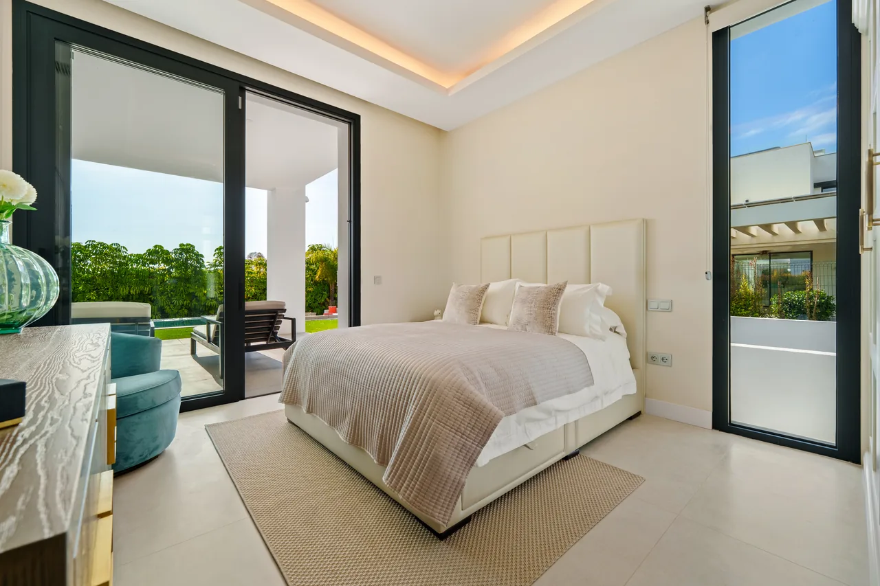 6-bedroom villa in La Quinta with private pool and private garden — image 71