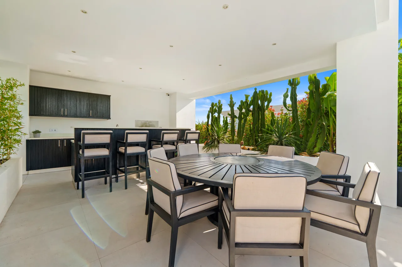 6-bedroom villa in La Quinta with private pool and private garden — image 81