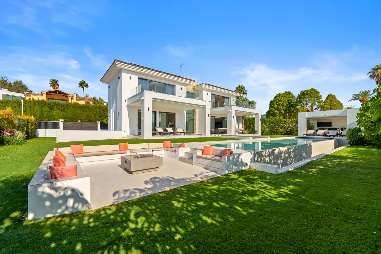 6-bedroom villa in La Quinta with private pool and private garden