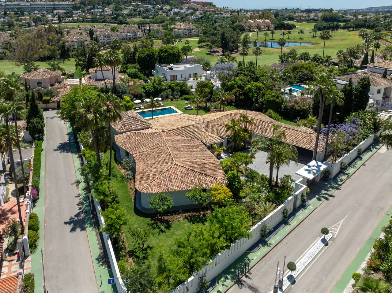 5-bedroom villa in La Cerquilla with private pool and private garden — image 2