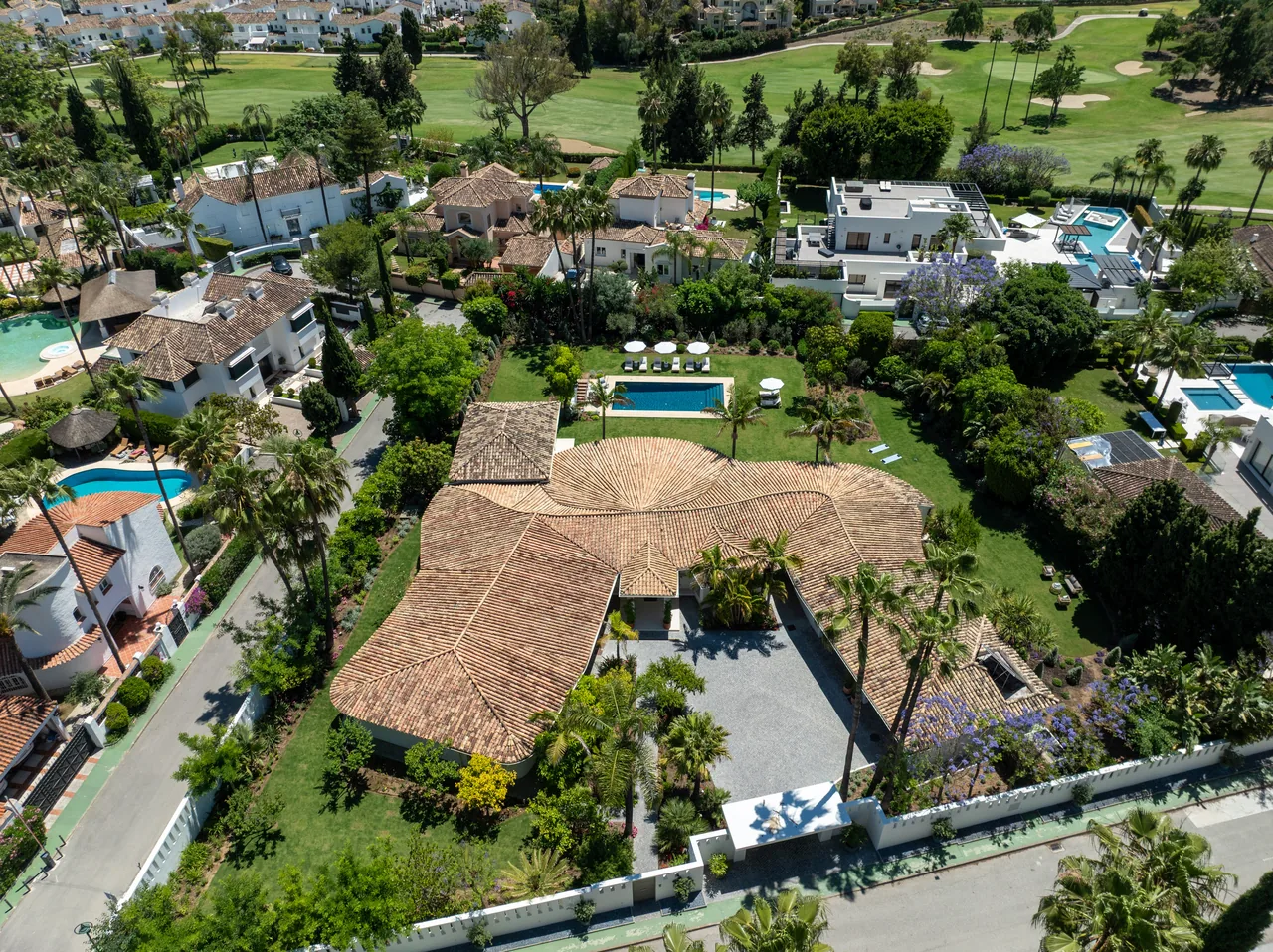 5-bedroom villa in La Cerquilla with private pool and private garden — image 3