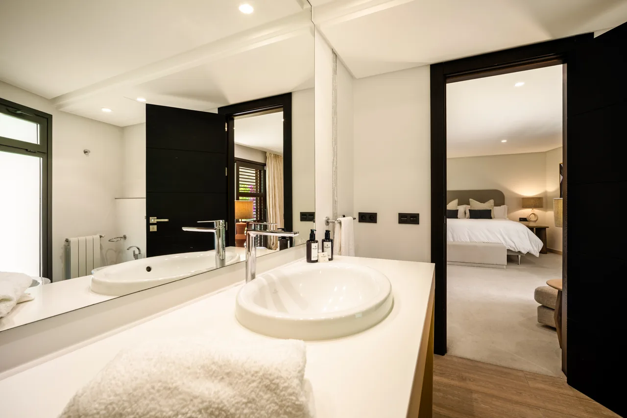 5-bedroom villa in La Cerquilla with private pool and private garden — image 13