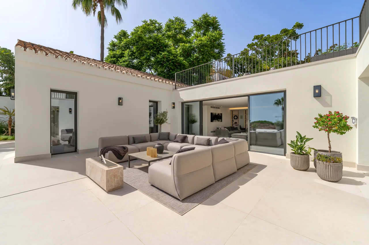 5-bedroom villa in Rocio de Nagüeles with private pool and private garden — image 3