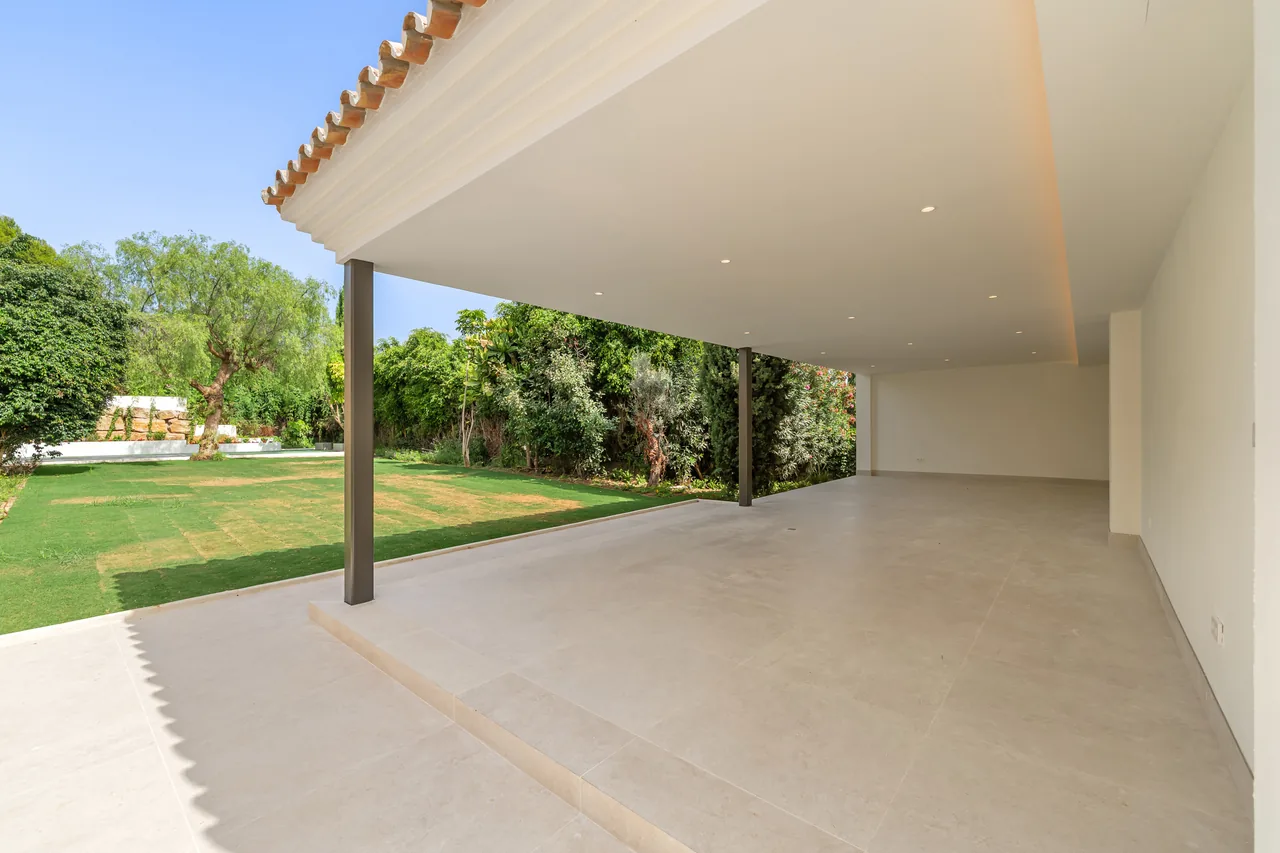 5-bedroom villa in Rocio de Nagüeles with private pool and private garden — image 4