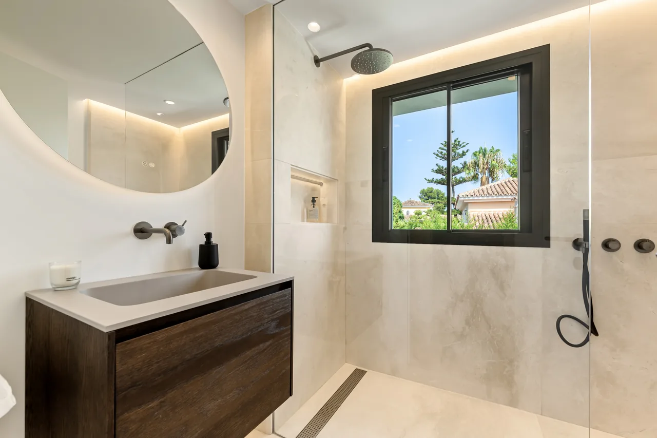 5-bedroom villa in Rocio de Nagüeles with private pool and private garden — image 8