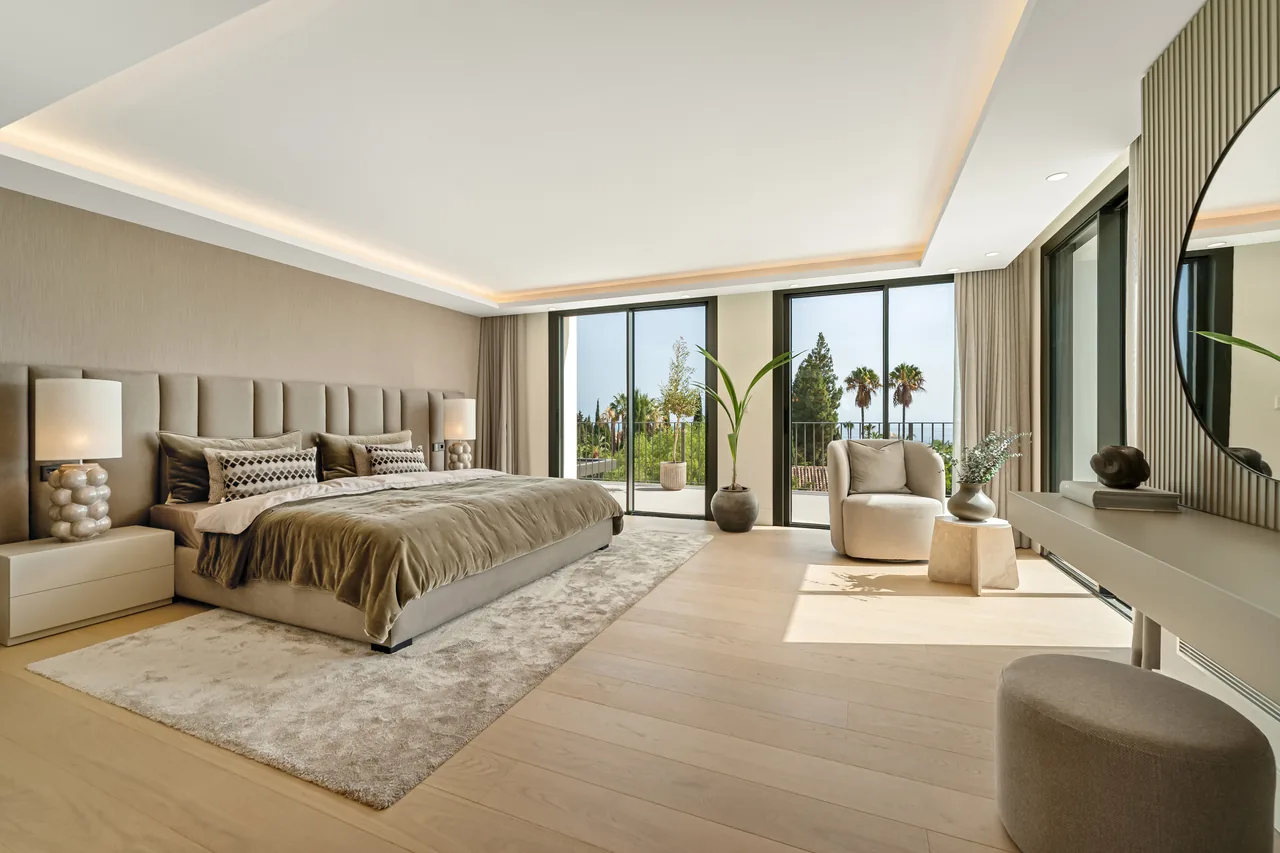 5-bedroom villa in Rocio de Nagüeles with private pool and private garden — image 12