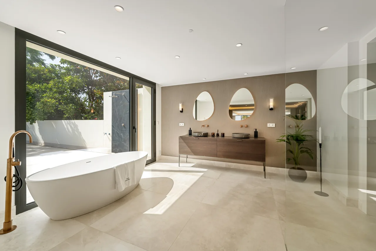 5-bedroom villa in Rocio de Nagüeles with private pool and private garden — image 15