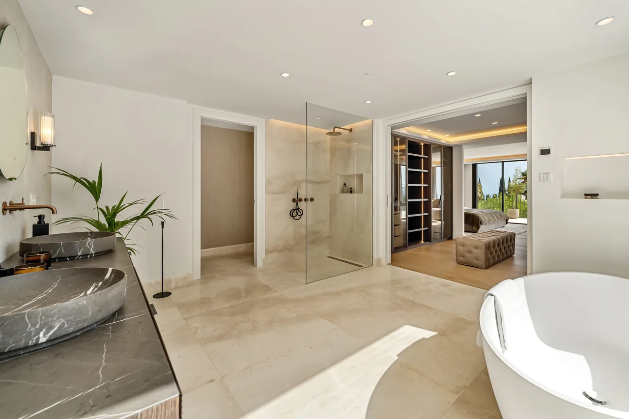 5-bedroom villa in Rocio de Nagüeles with private pool and private garden — image 16