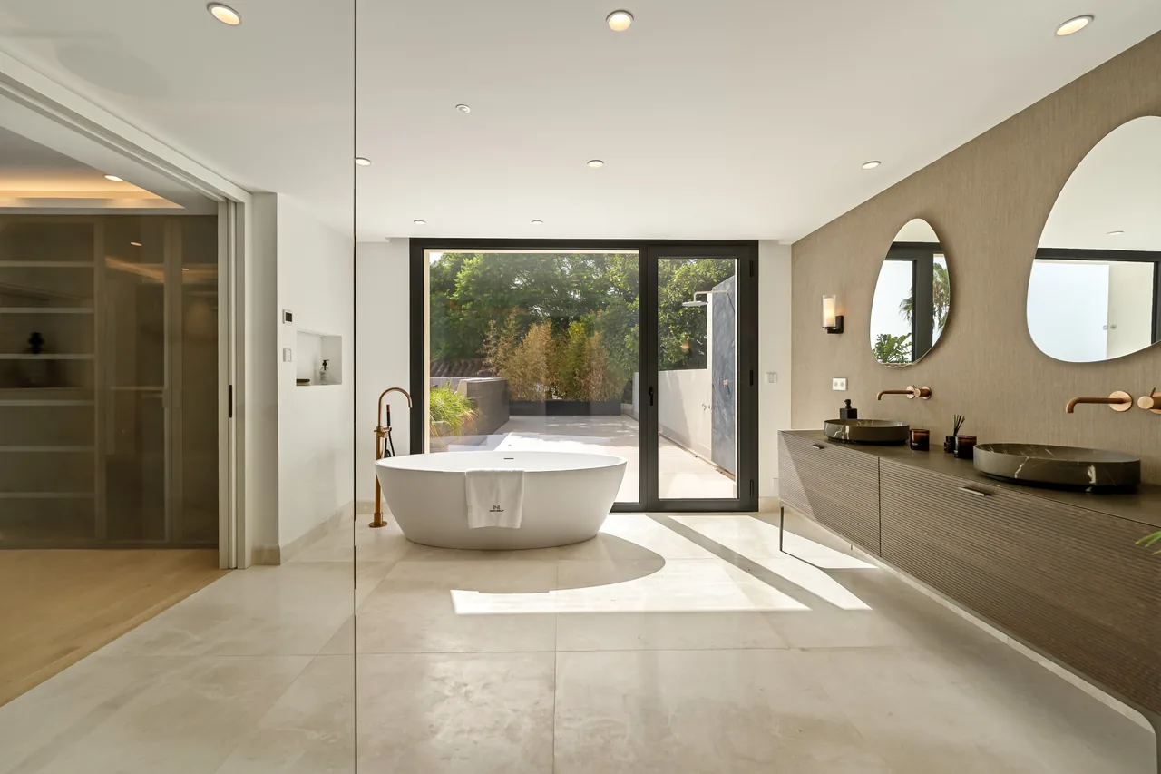 5-bedroom villa in Rocio de Nagüeles with private pool and private garden — image 17