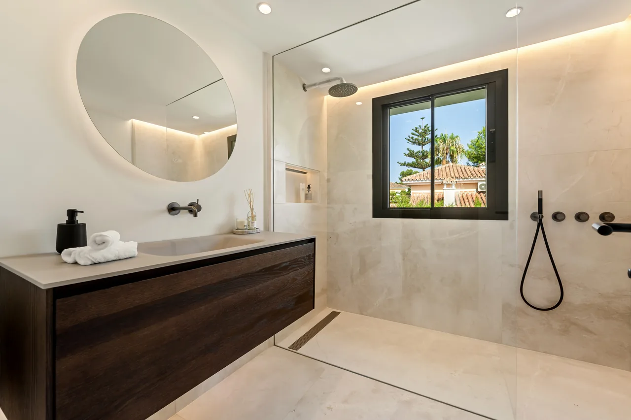 5-bedroom villa in Rocio de Nagüeles with private pool and private garden — image 20