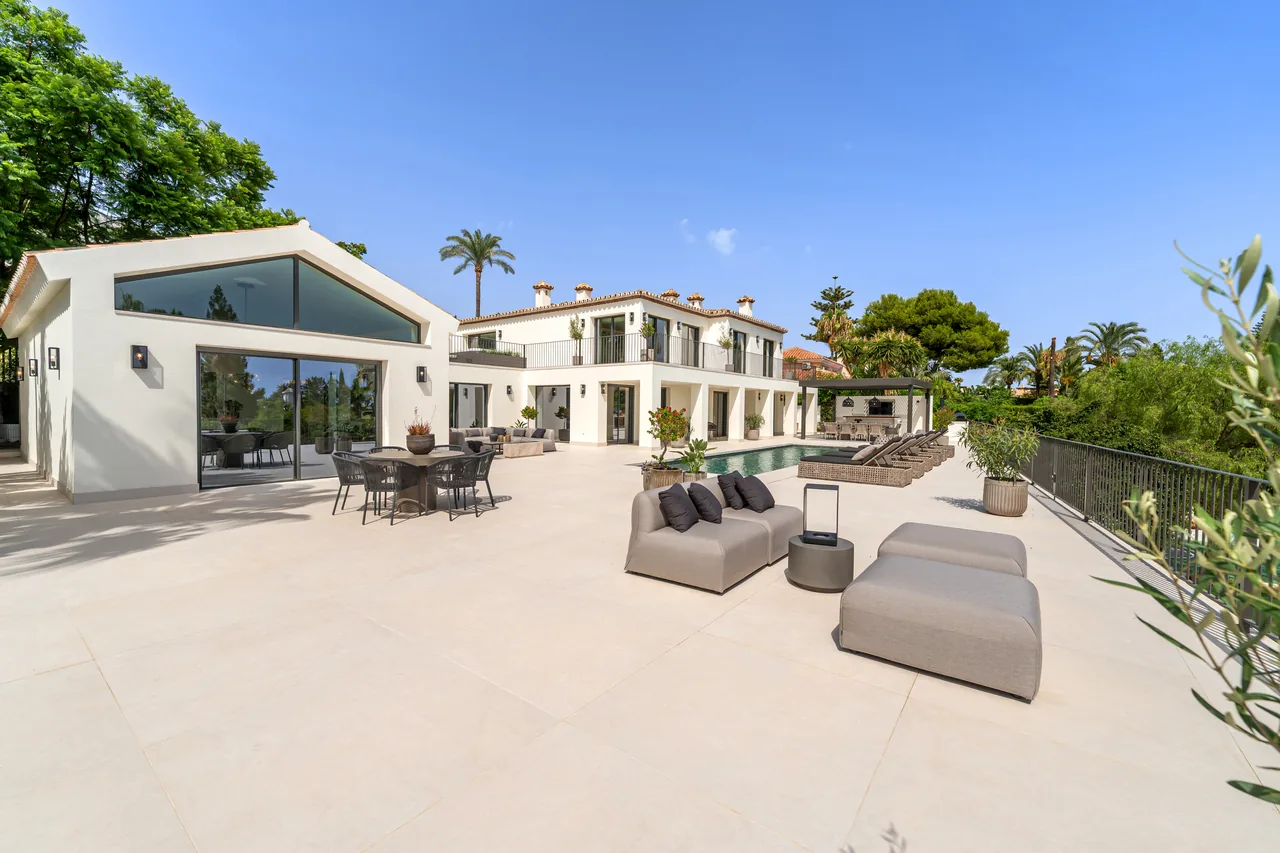 5-bedroom villa in Rocio de Nagüeles with private pool and private garden — image 21
