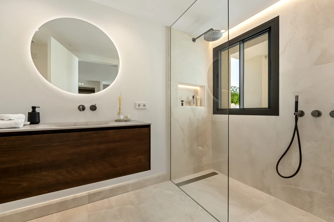 5-bedroom villa in Rocio de Nagüeles with private pool and private garden — image 26