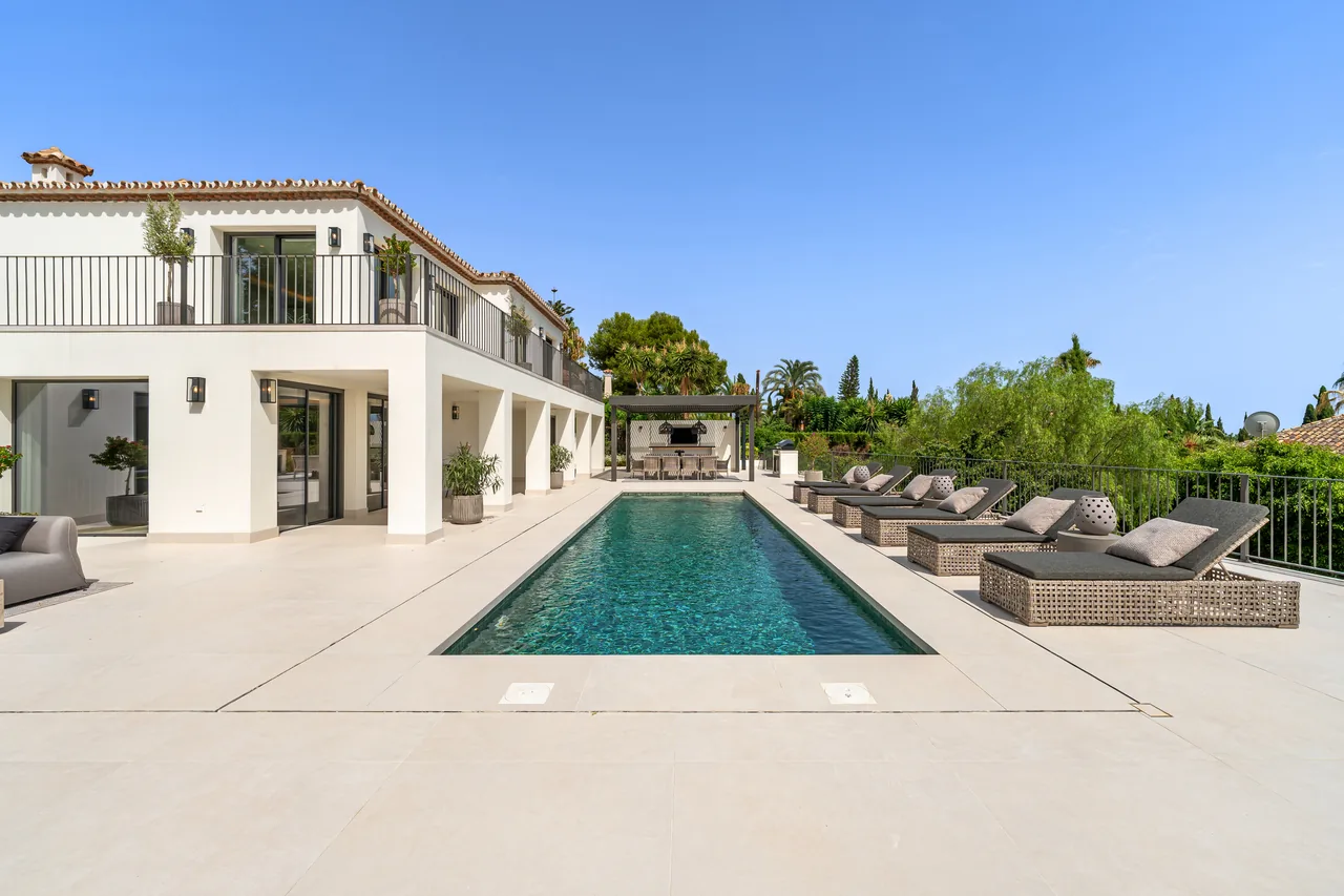 5-bedroom villa in Rocio de Nagüeles with private pool and private garden — image 32