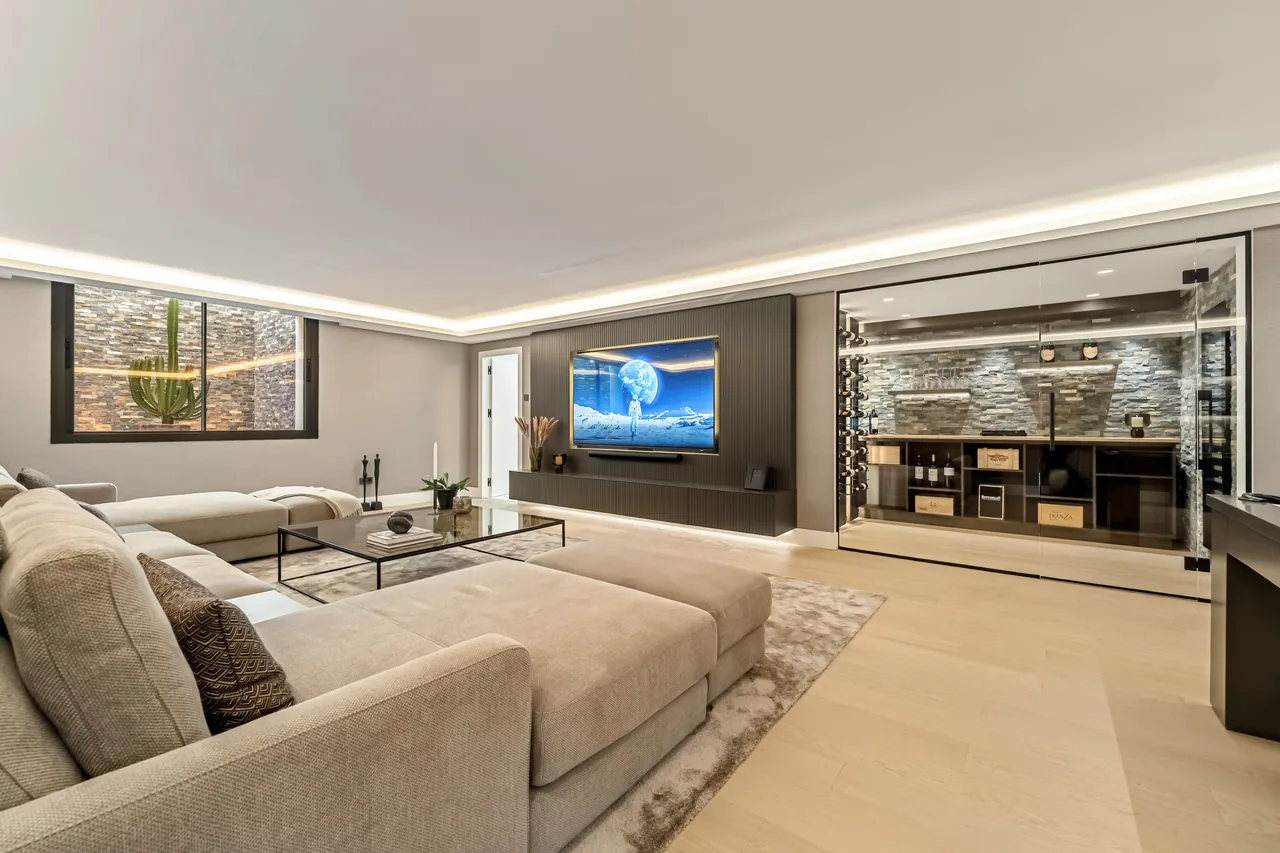 5-bedroom villa in Rocio de Nagüeles with private pool and private garden — image 36