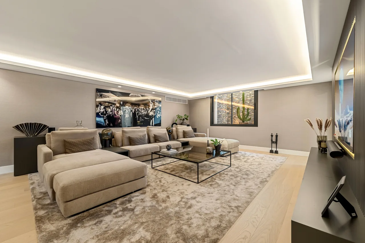 5-bedroom villa in Rocio de Nagüeles with private pool and private garden — image 37