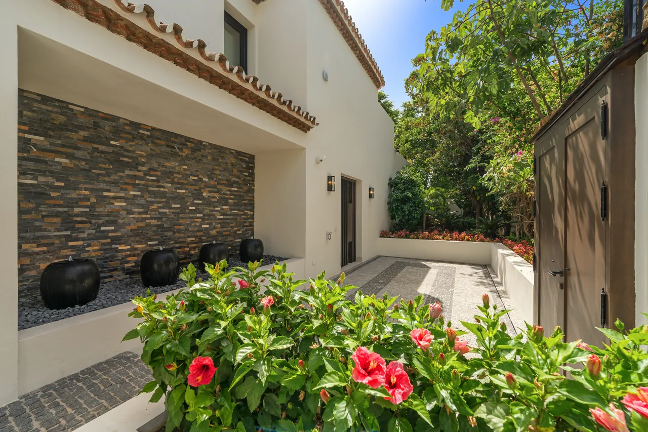 5-bedroom villa in Rocio de Nagüeles with private pool and private garden — image 76