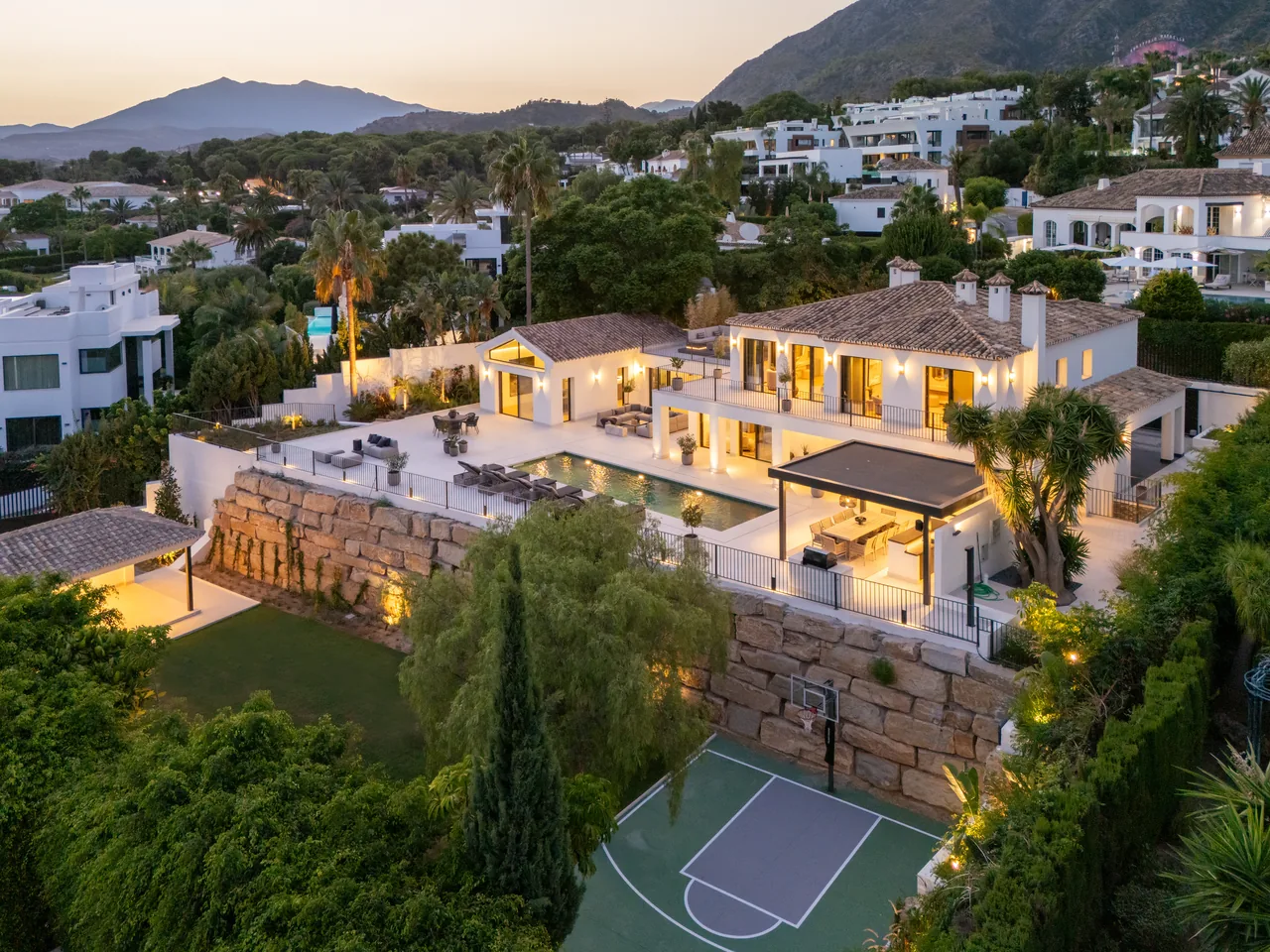 5-bedroom villa in Rocio de Nagüeles with private pool and private garden