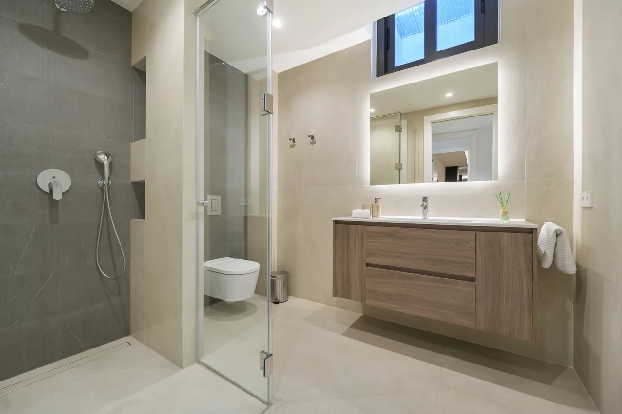 6-bedroom villa in Altos de Puente Romano with private pool and private garden — image 2