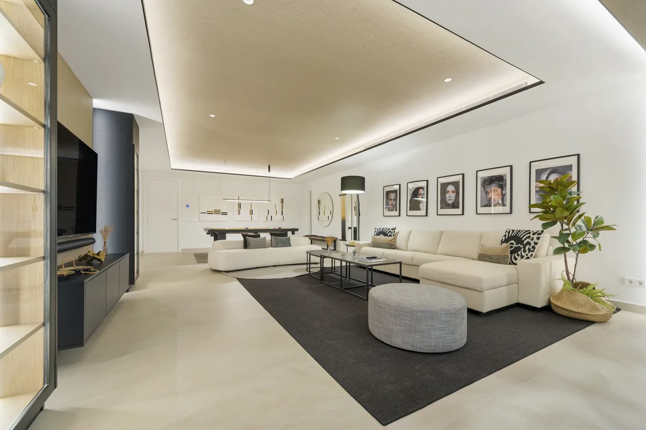 6-bedroom villa in Altos de Puente Romano with private pool and private garden — image 5
