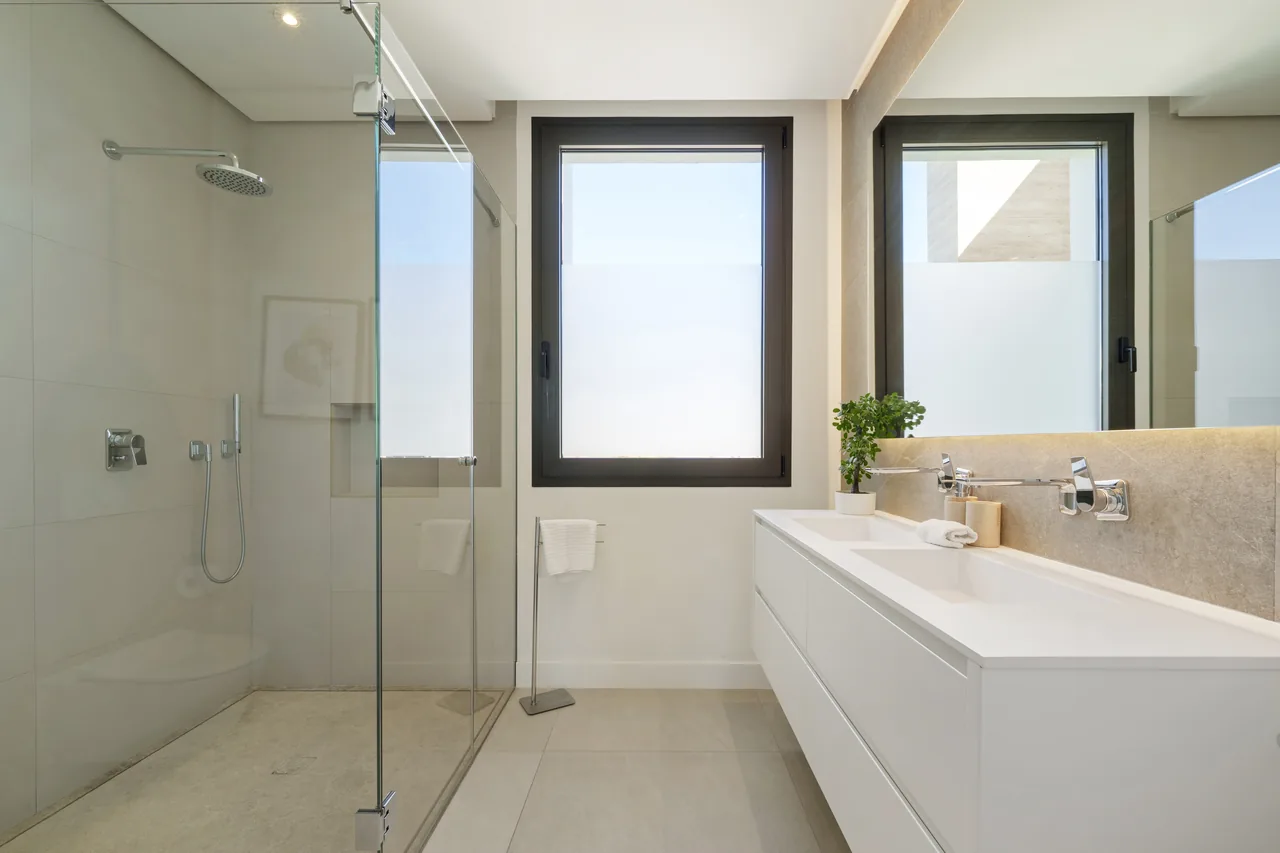 6-bedroom villa in Altos de Puente Romano with private pool and private garden — image 8